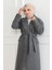 Kaşe Kaban – Uzun Boy Kruvaze Yaka Kuşaklı Tesettür Kaşe Kışlık Kaban, Astarlı Şık Yünlü Dokuma Oversize Rahat Kalıp Cepli Düğmeli Modern Kap Modeli - Gri 1