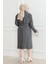 Kaşe Kaban – Uzun Boy Kruvaze Yaka Kuşaklı Tesettür Kaşe Kışlık Kaban, Astarlı Şık Yünlü Dokuma Oversize Rahat Kalıp Cepli Düğmeli Modern Kap Modeli - Gri 2