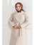 Kaşe Kaban – Uzun Boy Kruvaze Yaka Kuşaklı Tesettür Kaşe Kışlık Kaban, Astarlı Şık Yünlü Dokuma Oversize Rahat Kalıp Cepli Düğmeli Modern Kap Modeli - Bej 3