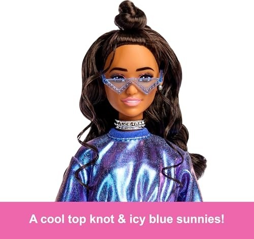 Aesco Barbie Stil Ikonu Bebek, Dalgalı Kahverengi Saçlarıyla Metalik Mavi Bluz ile Etek Giyen ve Gümüş Mücevher, Kristalli El Çantası ve Güneş Gözlüğü Gibi Aksesuarlar Takan, JFP42 görsel 3