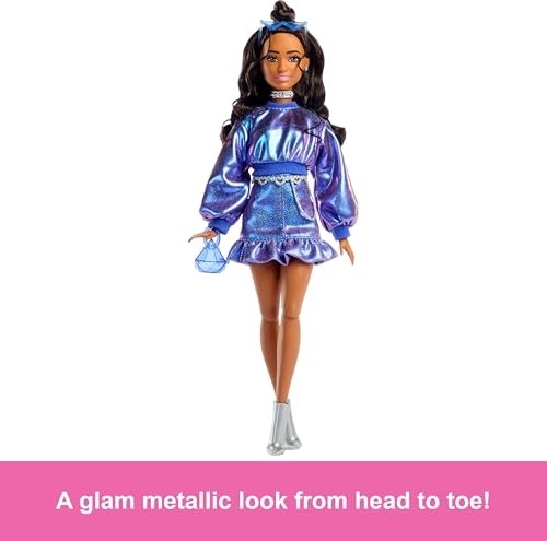 Die Grup Barbie Stil Ikonu Bebek, Dalgalı Kahverengi Saçlarıyla Metalik Mavi Bluz ile Etek Giyen ve Gümüş Mücevher, Kristalli El Çantası ve Güneş Gözlüğü Gibi Aksesuarlar Takan, JFP42 görsel 4