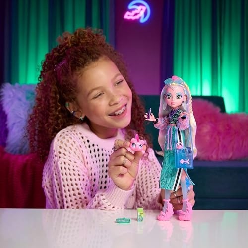Die Grup Monster High Bebek, Lagoona Mavisi Crop Top ve Sportif Maxi Etek Evcil Hayvan Balık Neptuna ve Shell Güneş Gözlüğü, Atıştırmalık ve Çanta, JHK33 Gibi 7 Aksesuar görsel 2