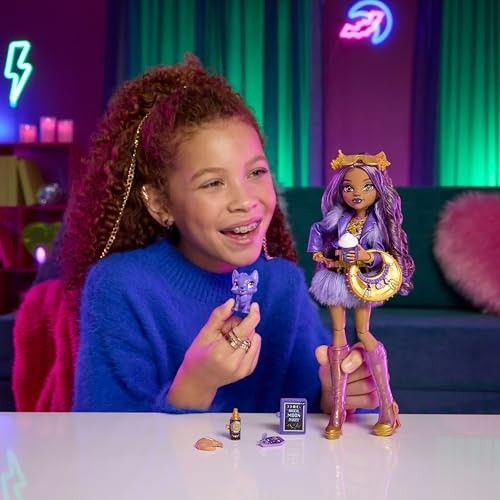 Die Grup Monster High Mor Motosiklet Ceketi ve Tüylü Etek Giyen Monster High Clawdeen Wolf Bebek, Kurt Crescent ve Kitap, Kruvasan ve Çanta Gibi 7 Aksesuar, JHK30 görsel 2