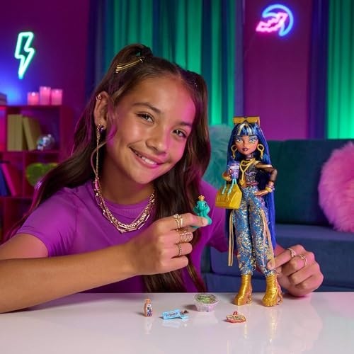Esranın Dünyası Kısa Bluz ve Altın Rengi Detaylı Kot Kargo Pantolon Giyen Monster High Cleo De Nile Bebek, Evcil Yılanı Hissette ve Salata, Smoothie ve Çanta Gibi 7 Aksesuar, JHK32 görsel 2