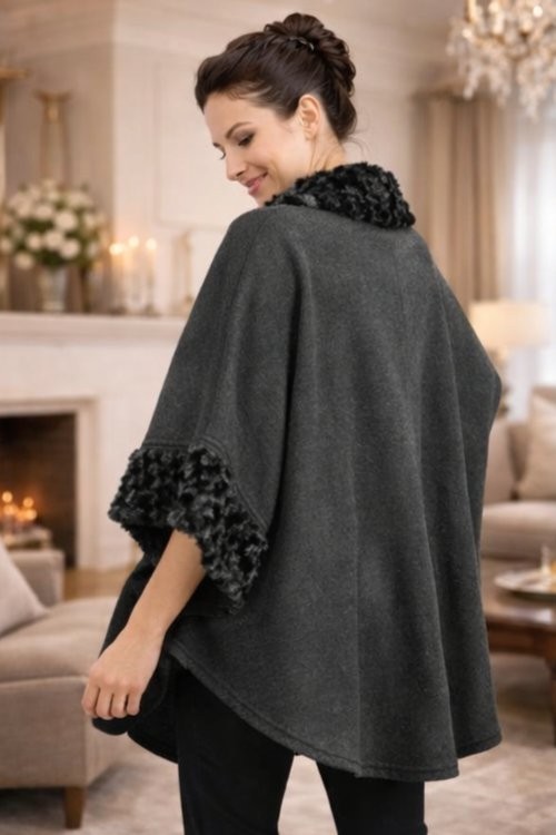 Fresh Moda Kadın Kürk Detaylı Geniş Kalıp Dökümlü Panço