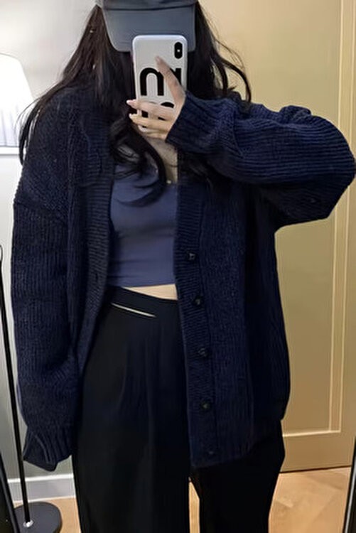 Tarz Cool Kadın Oversize Cepli Düğmeli V Yaka Triko Hırka görsel 2