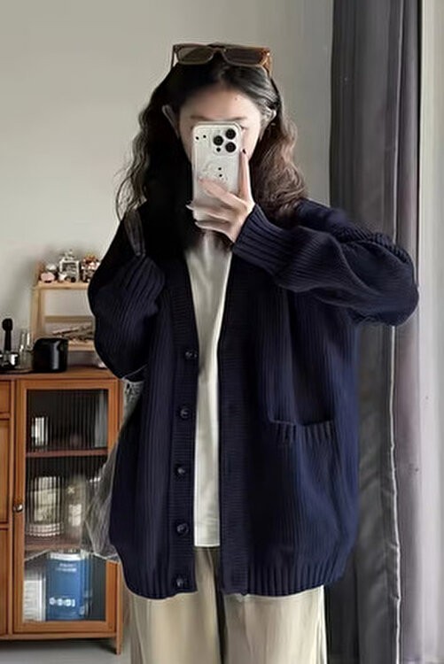 Tarz Cool Kadın Oversize Cepli Düğmeli V Yaka Triko Hırka görsel 3