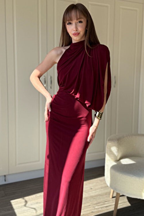 Dilay Gökoğlu Butik Tek Omuz Boyunlu Zarif Dökümlü Bordo Maxi Elbise