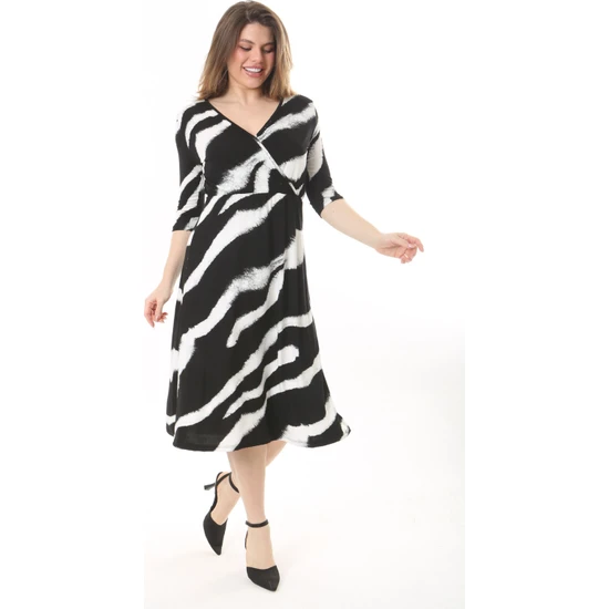 Madwilo Kadın Siyah Beyaz Zebra Desen Esnek Bel Kruvaze Yaka Büyük Beden Elbise