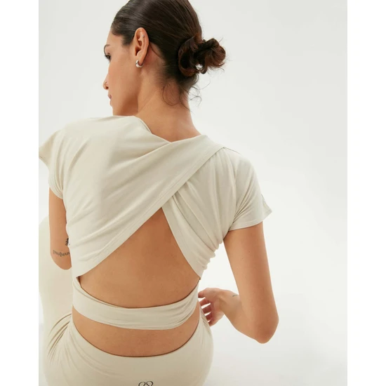 Ayma Active Krema Sırt Dekolteli Drape Detaylı Crop Kısa Kollu Bluz