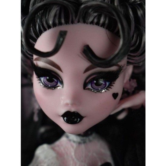 Escoines Koleksiyon Monster High Draculaura Vampire Heart Doll In ...