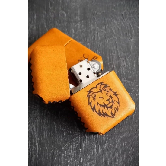 Nikura Craft Nikuracraft Kişiye Özel Çakmak Deri Benzinli Çakmak Deri Kılıflı Zippo Tarzı Çakmak El Yapımı Sarı Renk Aslan Desenli Hakiki Deri Çakmak