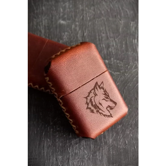 Nikura Craft Nikuracraft Kişiye Özel Çakmak Benzinli Deri Çakmak Deri Kılıflı Zippo Tarzı Çakmak El Yapımı Taba Rengi Kurt Desenli Hakiki Deri Çakmak