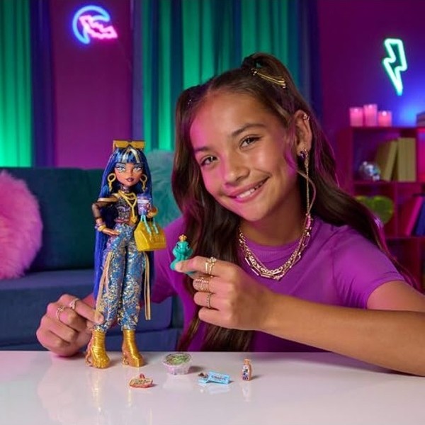 Aesco Monster High Bebek: Aksesuarlarla Zenginleştirilmiş Set