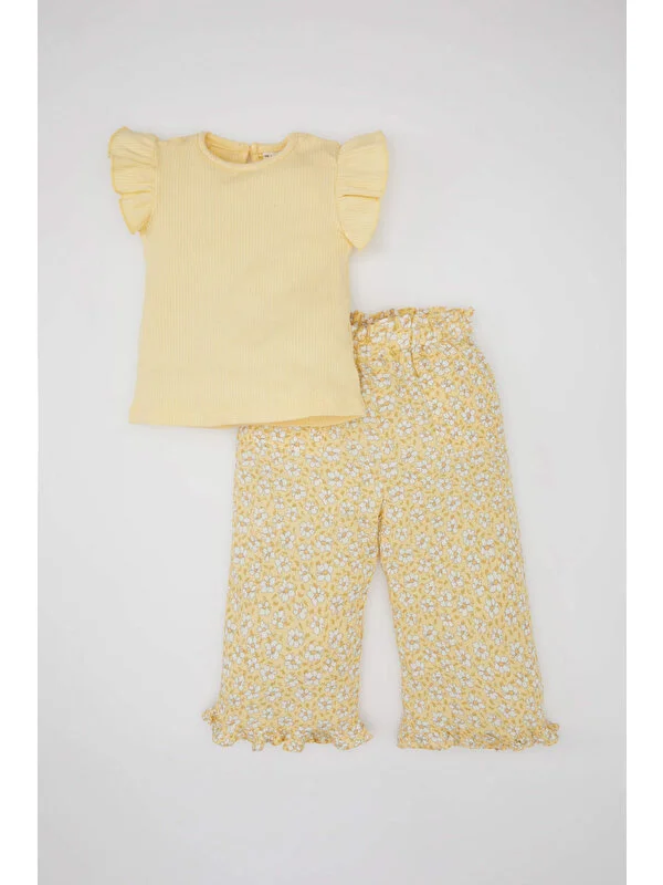 DeFacto Kız Bebek Çiçekli Krinkıl Viskon Kısa Kollu Tişört Pantolon 2'li Takım C4647A524SM
