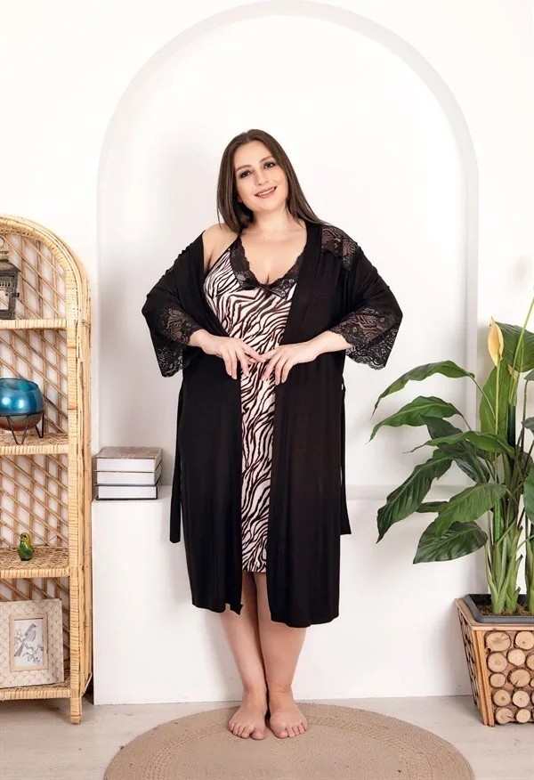 Ang Butik Büyük Beden Zebra Desenli Dantel Işlemeli 2'li Viskon Siyah Gecelik Sabahlık Takımı