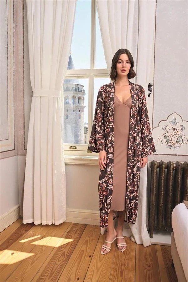 Ang Butik Yaprak Desenli Yırtmaçlı Dantelli ve Dekolteli Sabahlık Takımı