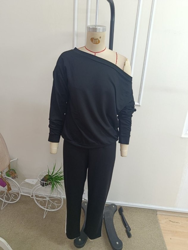 Trend Cojans Kadın Tek Omuzdan Açık Uzun Kollu Viskon Iki Iplik Bluz ve Yan Şerit Detaylı Pantolon Ikili Takım görsel 4