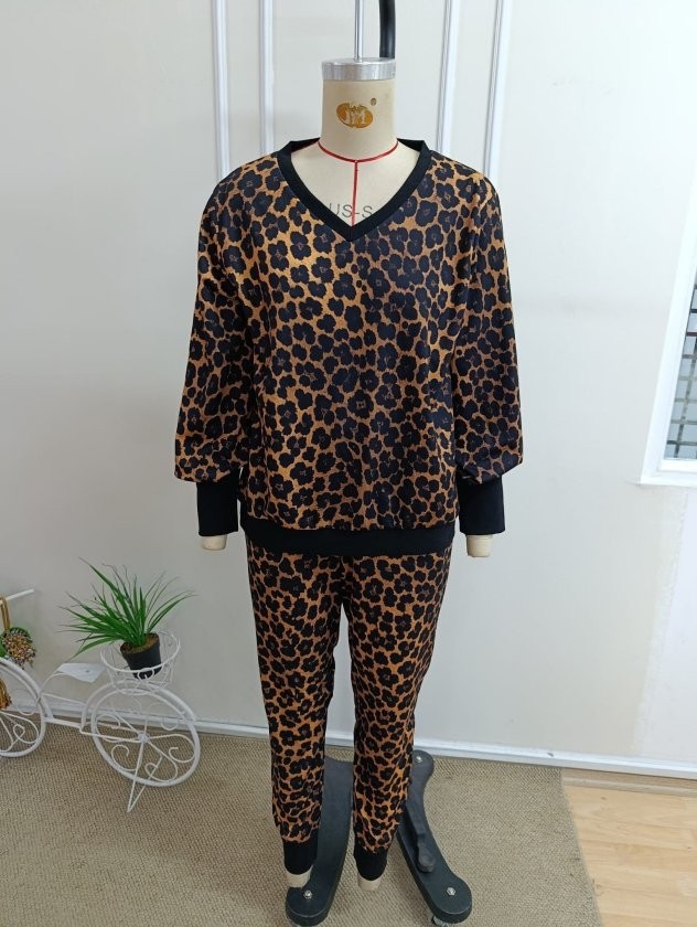 Gökyüzü Moda Kadın Uzun Kollu V Yakalı Desenli Iki Iplik Bluz ve Bağcıklı Pantolon Ikili Takım görsel 4