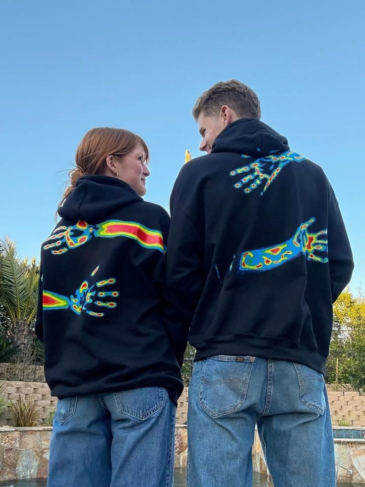 Macklin Sevgili - Arkadaş Çift Kombini Sarılan Eller Sırt Baskılı Özel Tasarım Kapüşonlu Sweatshirt 2li Takım