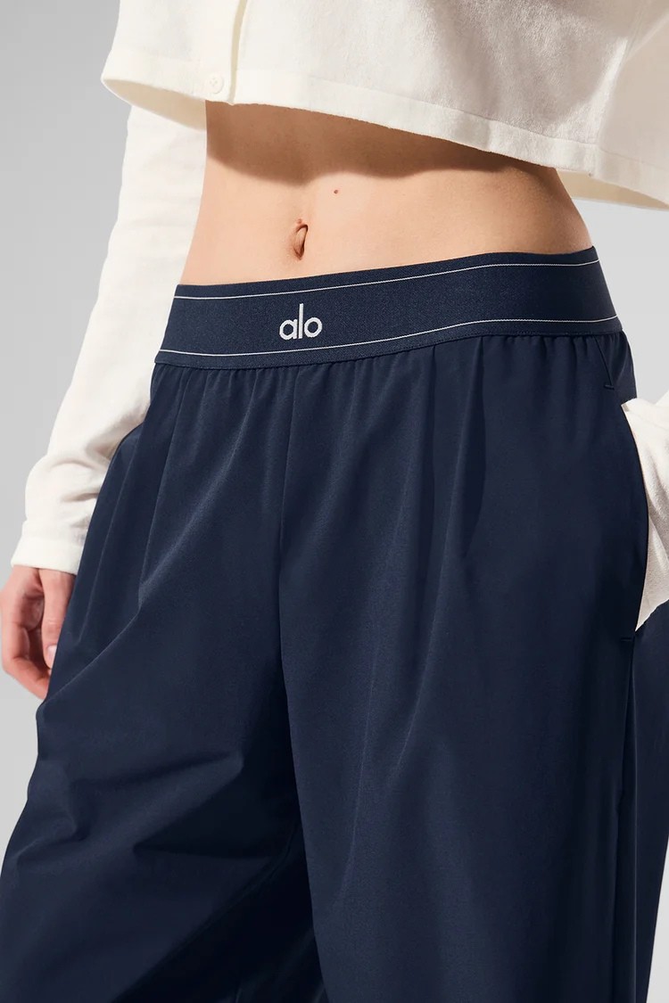 Alo Yoga Lacivert Renk Yüksek Bel Geniş Paça Beli Lastikli Regular Suit Up Günlük Pantolon görsel 3