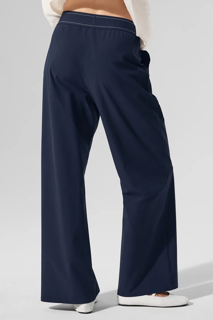 Alo Yoga Lacivert Renk Yüksek Bel Geniş Paça Beli Lastikli Regular Suit Up Günlük Pantolon görsel 4
