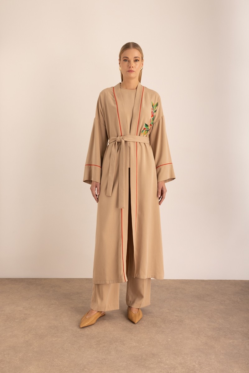 Aker Bej Kontrast Biyeli Nakış Detaylı Kuşaklı Tencel Kimono