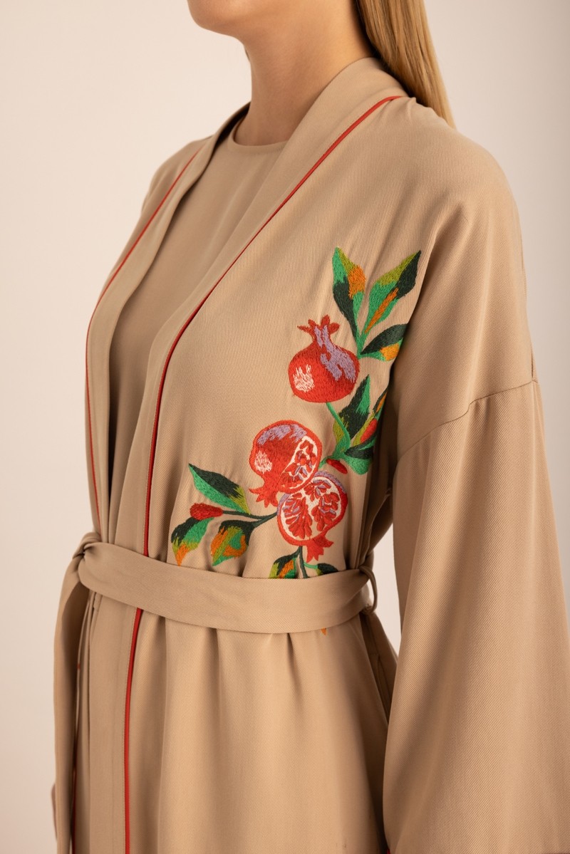 Aker Bej Kontrast Biyeli Nakış Detaylı Kuşaklı Tencel Kimono görsel 3