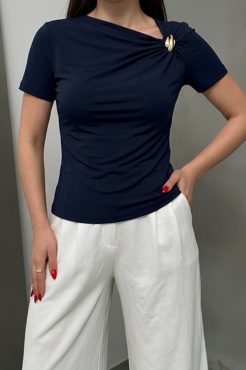Spirituel Kadın T-Shirt Kısa Kollu Asimetrik Yaka Gold Toka Detaylı Büzgülü Şık Sandy Bluz görsel 3