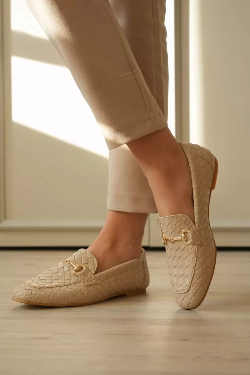 Alfaze Bej Deri Örgü Dokulu Gold Tokalı Şık Kadın Loafer Ayakkabı Topuk Boyu 1 cm
