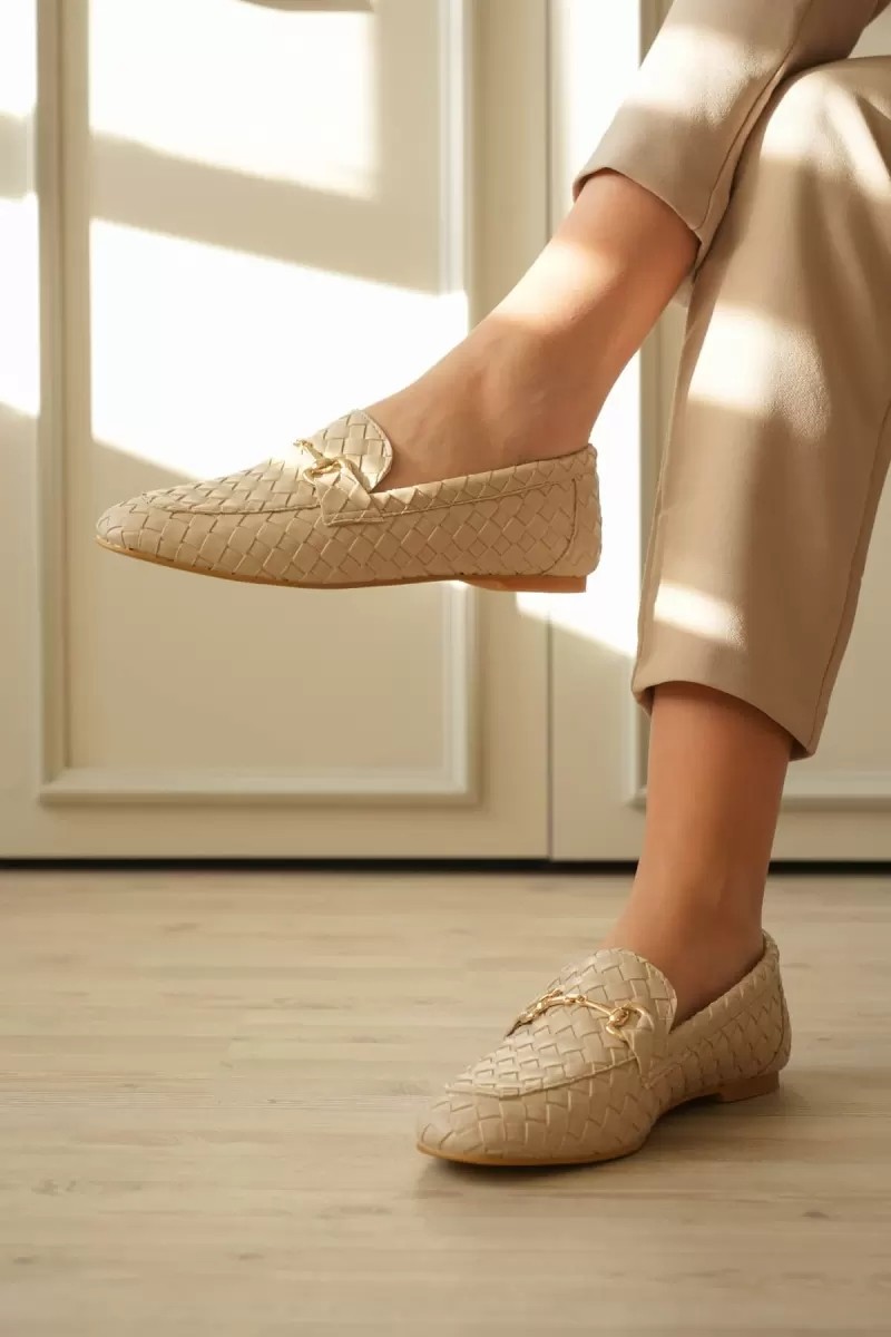 Alfaze Bej Deri Örgü Dokulu Gold Tokalı Şık Kadın Loafer Ayakkabı Topuk Boyu 1 cm görsel 2