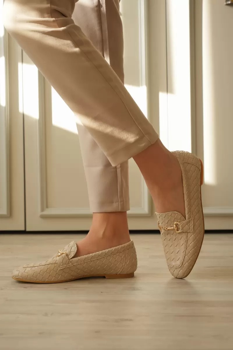 Alfaze Bej Deri Örgü Dokulu Gold Tokalı Şık Kadın Loafer Ayakkabı Topuk Boyu 1 cm görsel 5