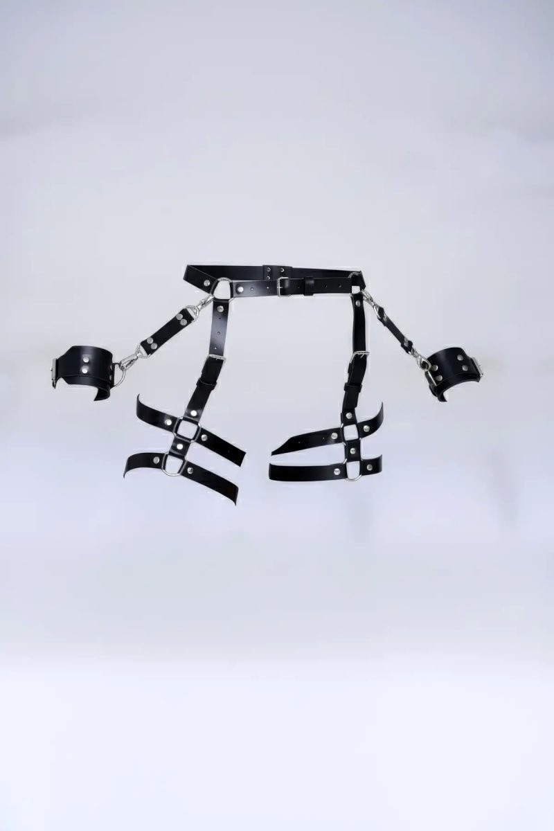 Esranın Dünyası Siyah Tanga - Külot Çoklu Kemerli Metal Detaylı Bilek Kelepçeli Jartiyer - BRF1022