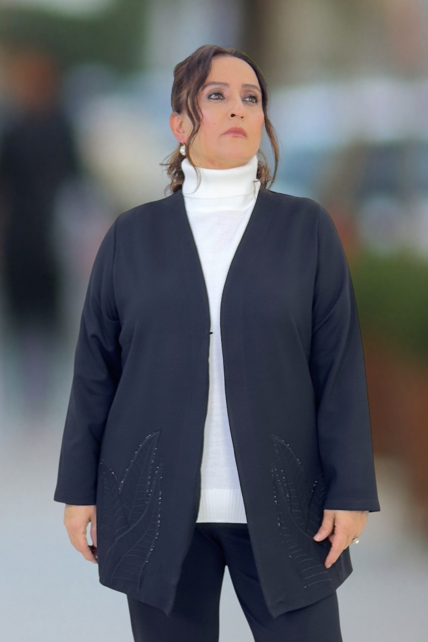 Yagmur Beren YAĞMURBEREN Yagmur Beren Siyah Taş Ile Yaprak Desen Işlemeli Agraf Kapama Çelik Örgü Büyük Beden Ceket