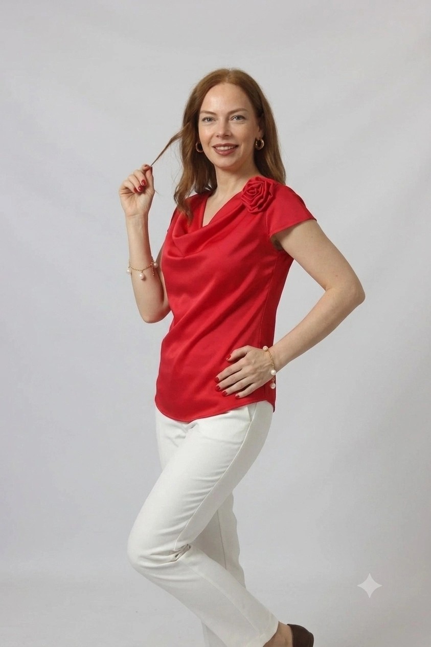 Moda Berray 4380 Kırmızı Gül Aksesuarlı Saten Degaje Yaka Şık Bluz