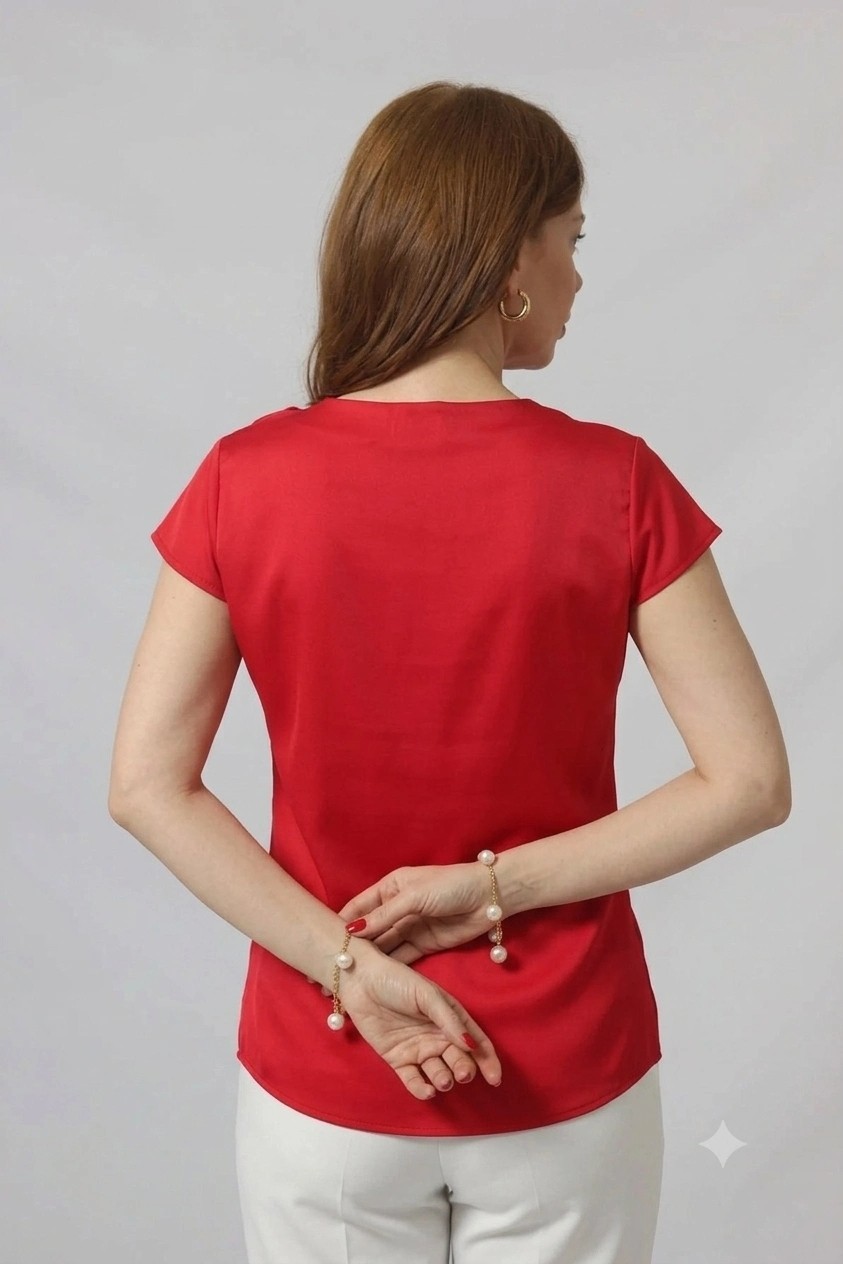 Moda Berray 4380 Kırmızı Gül Aksesuarlı Saten Degaje Yaka Şık Bluz görsel 3