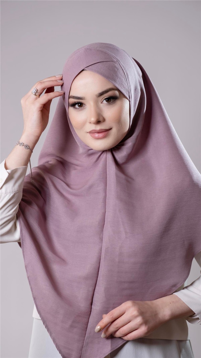 Hürrem Bone Bej Pratik Hazır Geçmeli Tesettür Eşarp Pamuk Caz Kumaş Tek Katlı Çapraz Hijab 2305_12 görsel 2