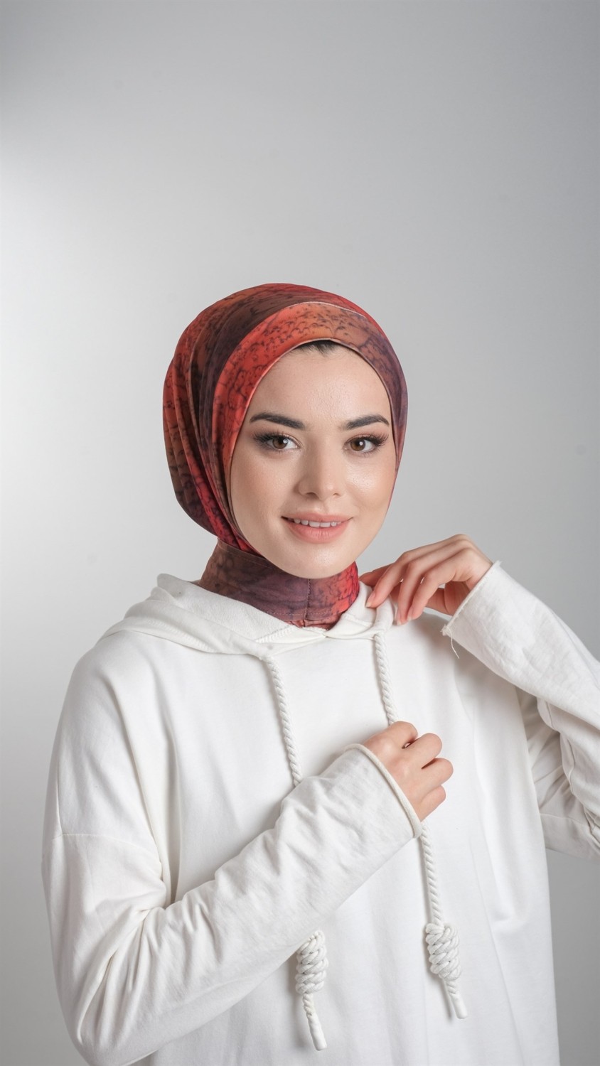 Hürrem Bone Kırmızı Pratik Hazır Geçmeli Tesettür Bone Sandy Kumaş Batik Desenli 2101D_31 görsel 2