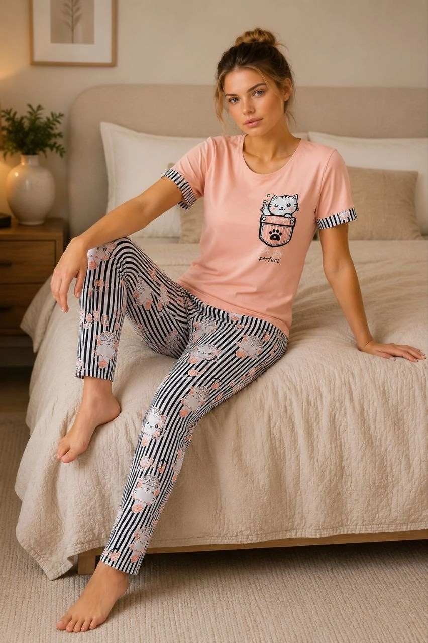 Tarz Yeri Kadın Pamuklu Penye Kedi Baskılı Kısa Kollu Bisiklet Yaka Çizgili Pijama Takımı - Pudra görsel 3