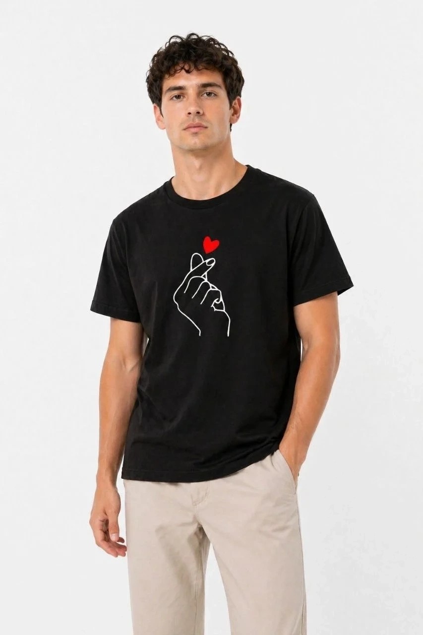 Tarz Yeri Erkek Kore Parmak Kalp Aşk Temalı Minimal Baskılı Tişört Yazlık Kısa Kol T-Shirt - Siyah