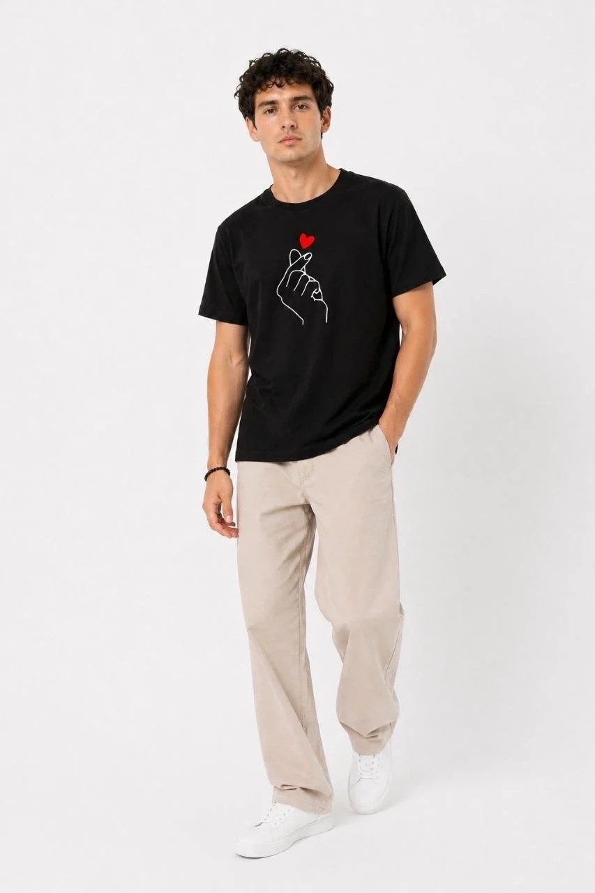 Tarz Yeri Erkek Kore Parmak Kalp Aşk Temalı Minimal Baskılı Tişört Yazlık Kısa Kol T-Shirt - Siyah görsel 2