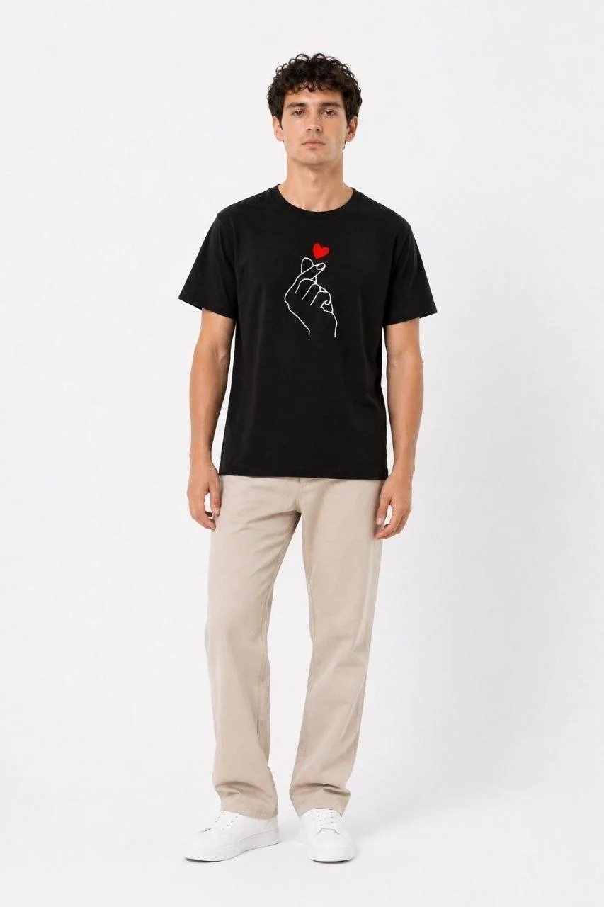 Tarz Yeri Erkek Kore Parmak Kalp Aşk Temalı Minimal Baskılı Tişört Yazlık Kısa Kol T-Shirt - Siyah görsel 3