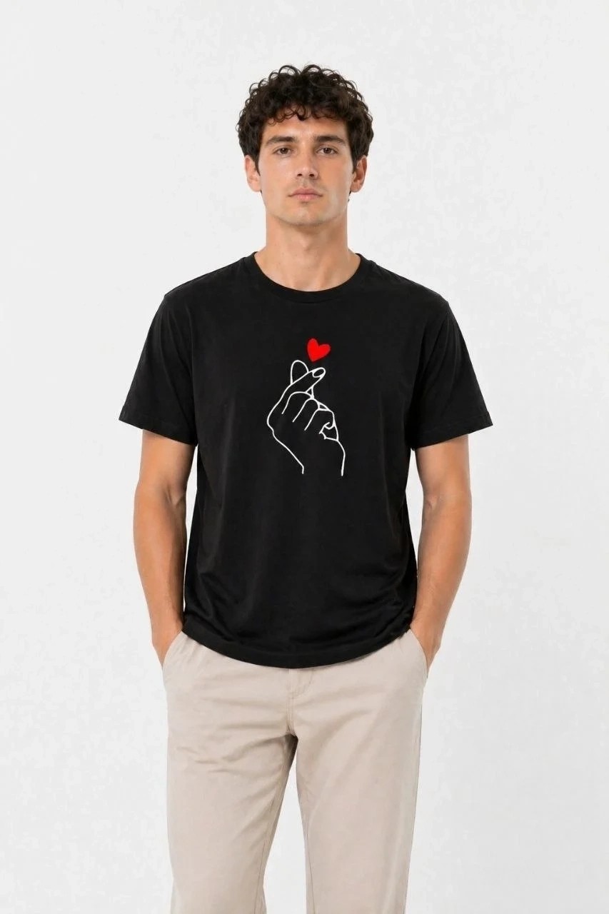 Tarz Yeri Erkek Kore Parmak Kalp Aşk Temalı Minimal Baskılı Tişört Yazlık Kısa Kol T-Shirt - Siyah görsel 4
