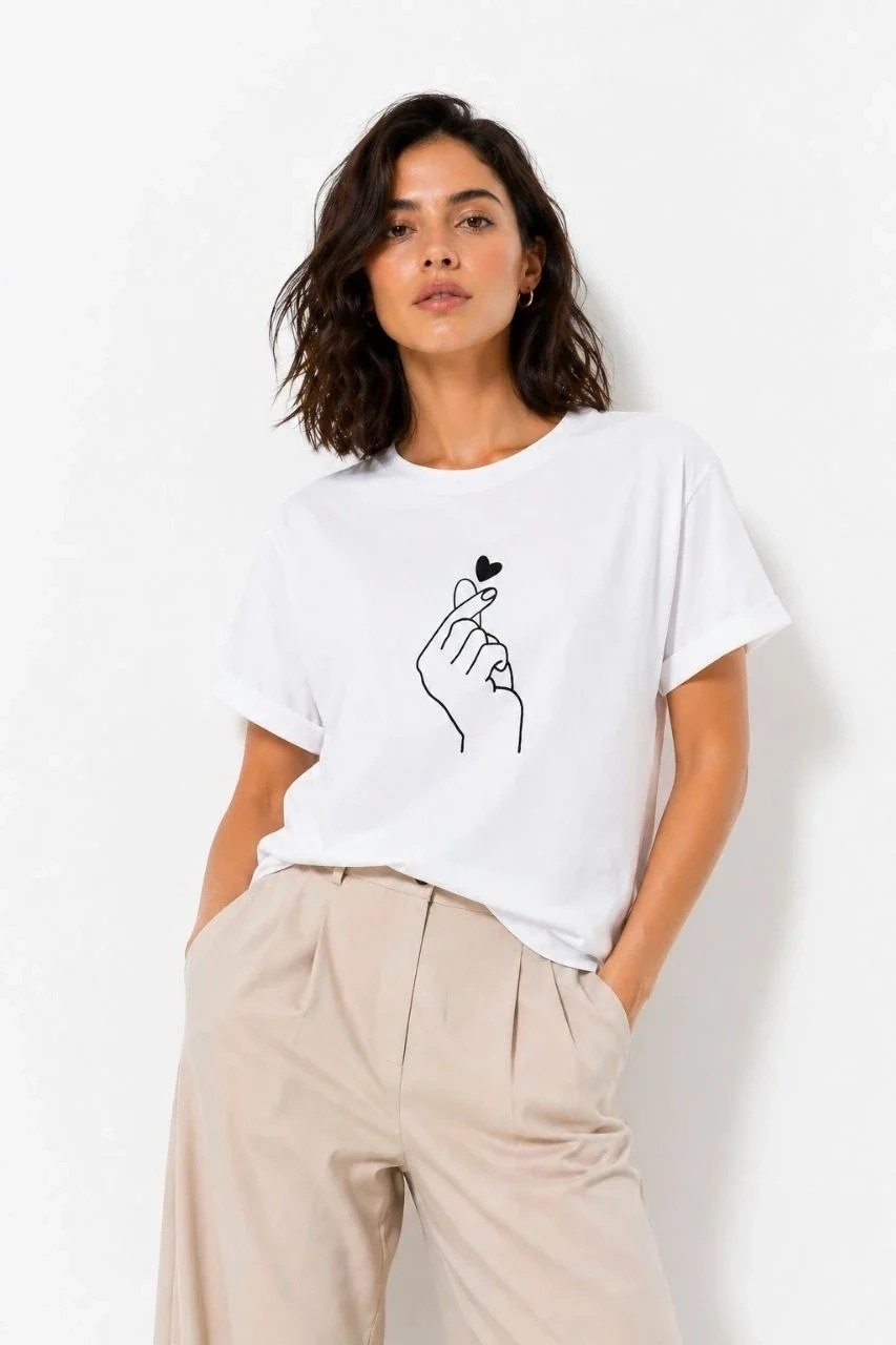Tarz Yeri Kadın Kore Parmak Kalp Aşk Temalı Minimal Baskılı Tişört Yazlık Kısa Kol T-Shirt - Beyaz