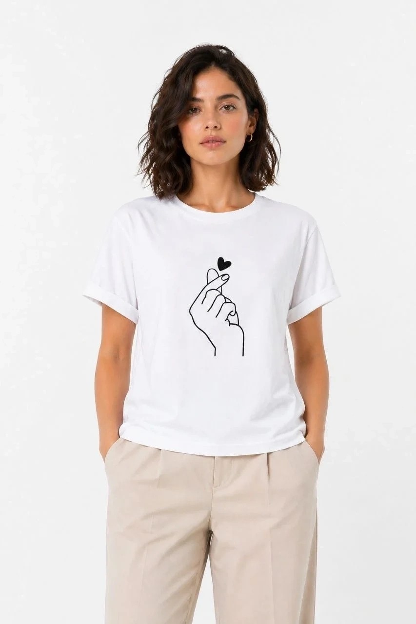 Tarz Yeri Kadın Kore Parmak Kalp Aşk Temalı Minimal Baskılı Tişört Yazlık Kısa Kol T-Shirt - Beyaz görsel 3