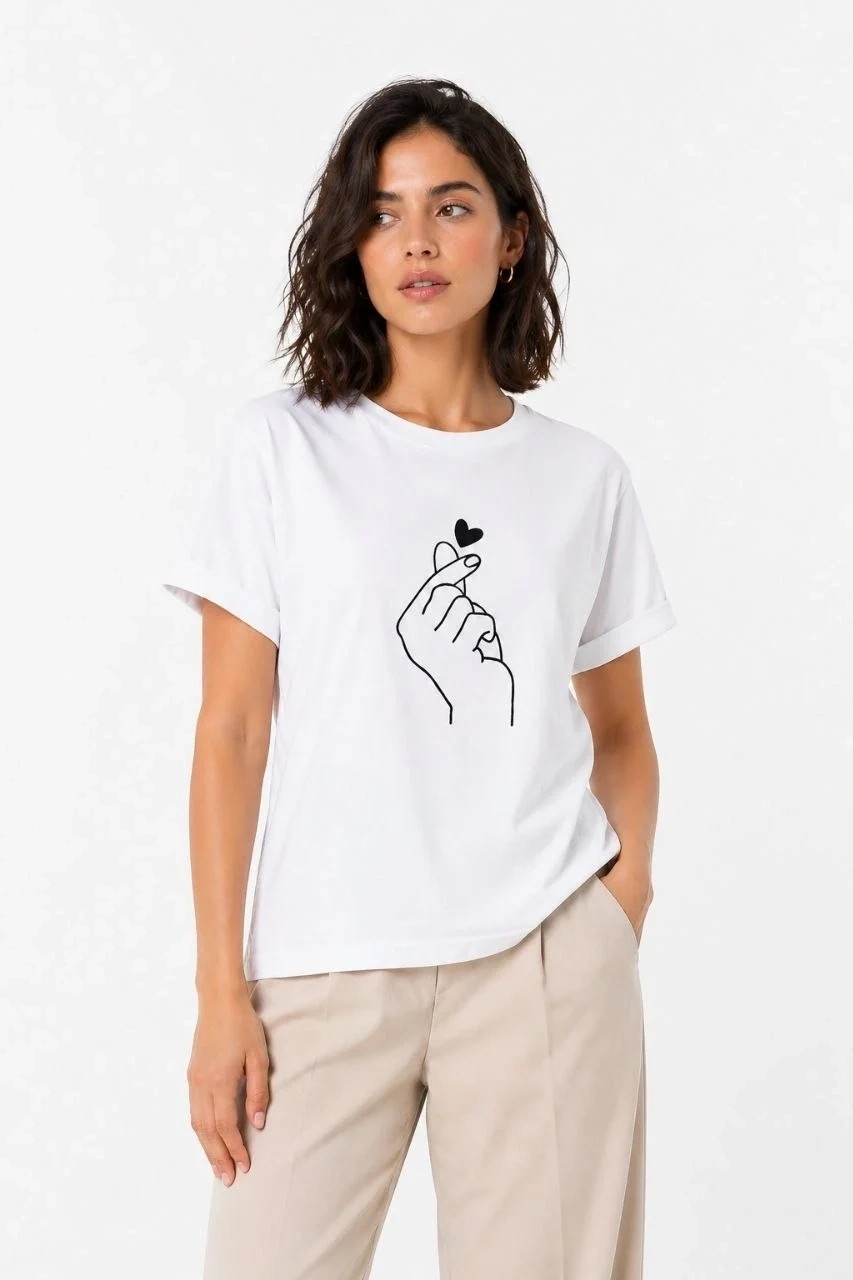 Tarz Yeri Kadın Kore Parmak Kalp Aşk Temalı Minimal Baskılı Tişört Yazlık Kısa Kol T-Shirt - Beyaz görsel 4