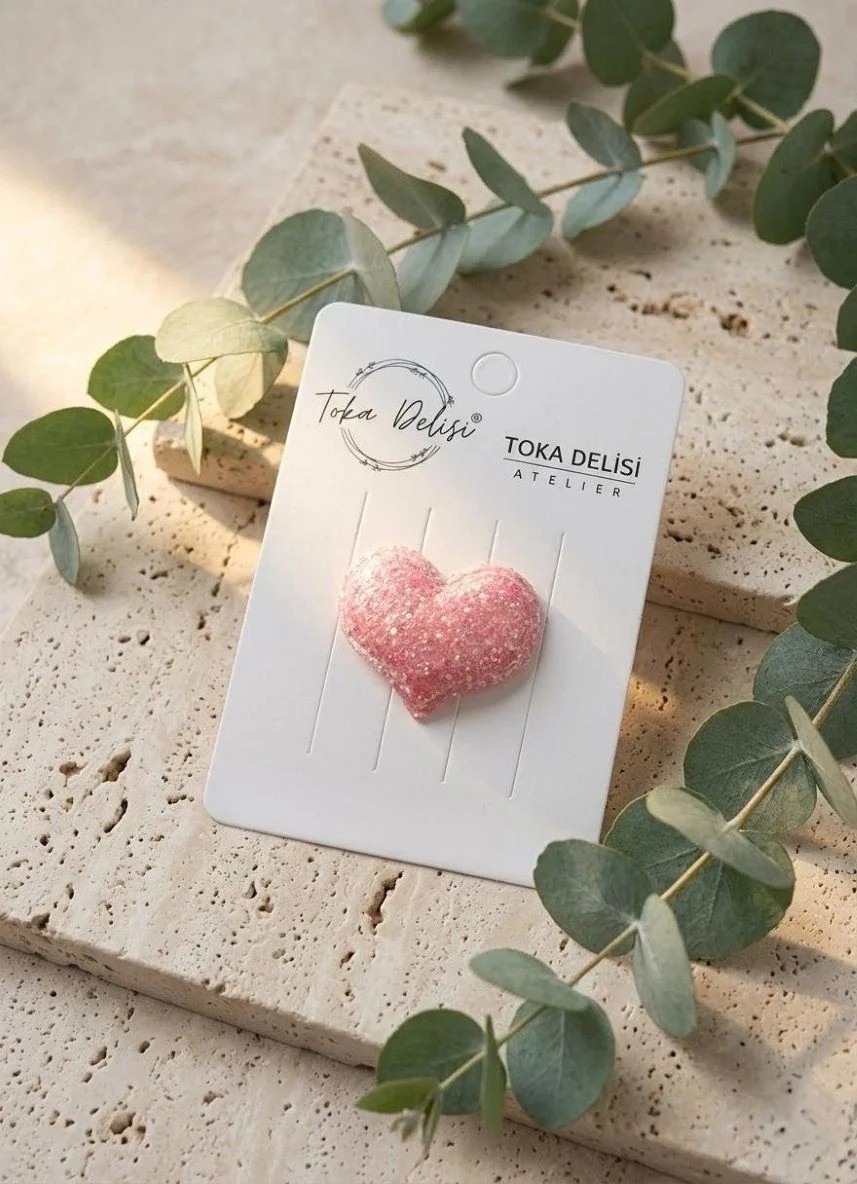 Toka Delisi Bebekler Için Şık ve Parlak Glitter Kalp Figürlü Pembe Saçsız Bebek Tokası