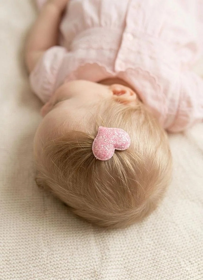 Toka Delisi Bebekler Için Şık ve Parlak Glitter Kalp Figürlü Pembe Saçsız Bebek Tokası görsel 2
