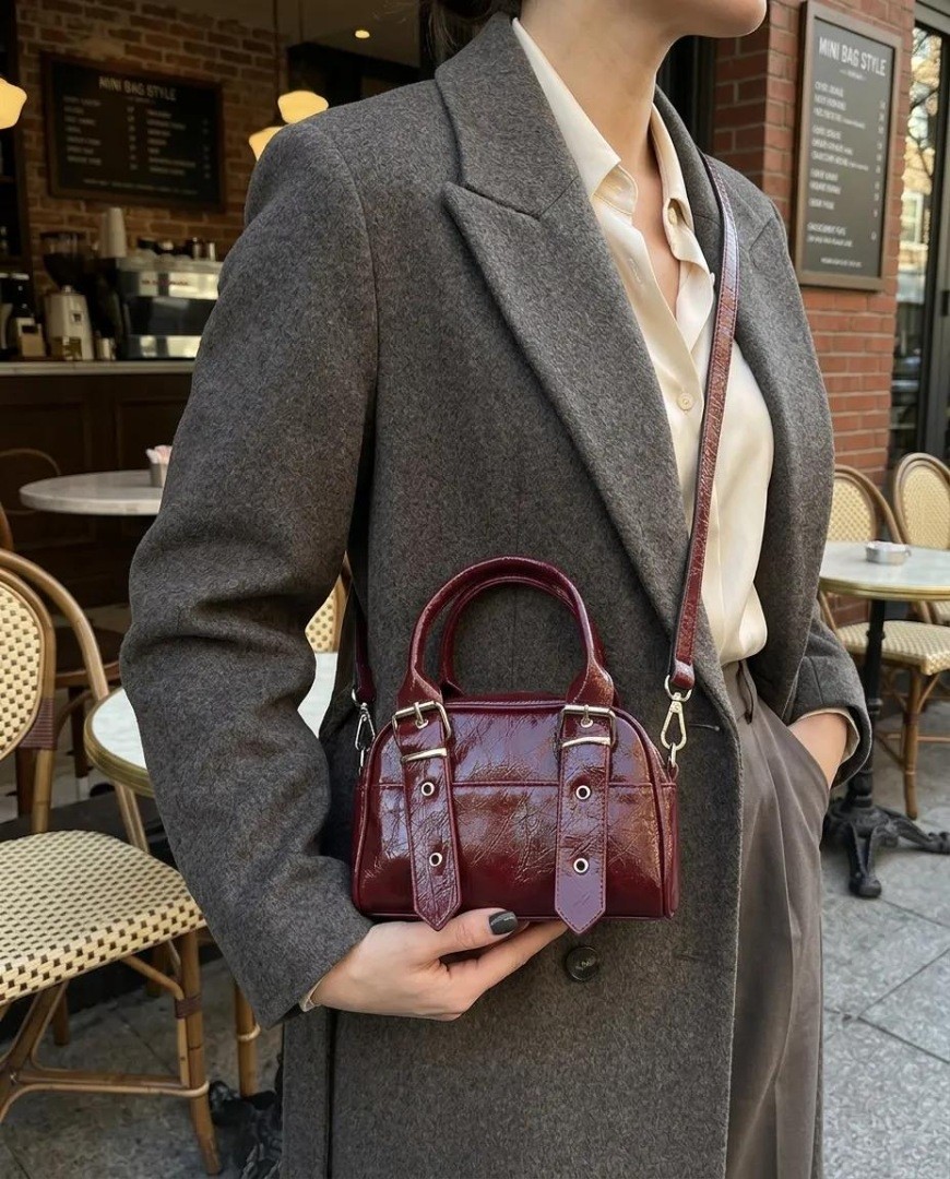 Aksiyon Global Mini Bordo Parlak Rugan Görünümlü El ve Çapraz Askılı Kadın Çanta - Lisinya