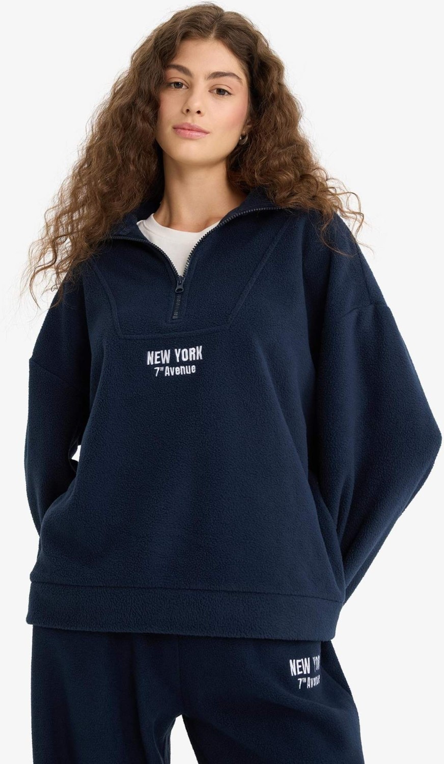 DeFacto Oversize Geniş Kalıp Dik Yaka Fermuarlı Baskılı Polar Sweatshirt Y2649AZ25WN görsel 3